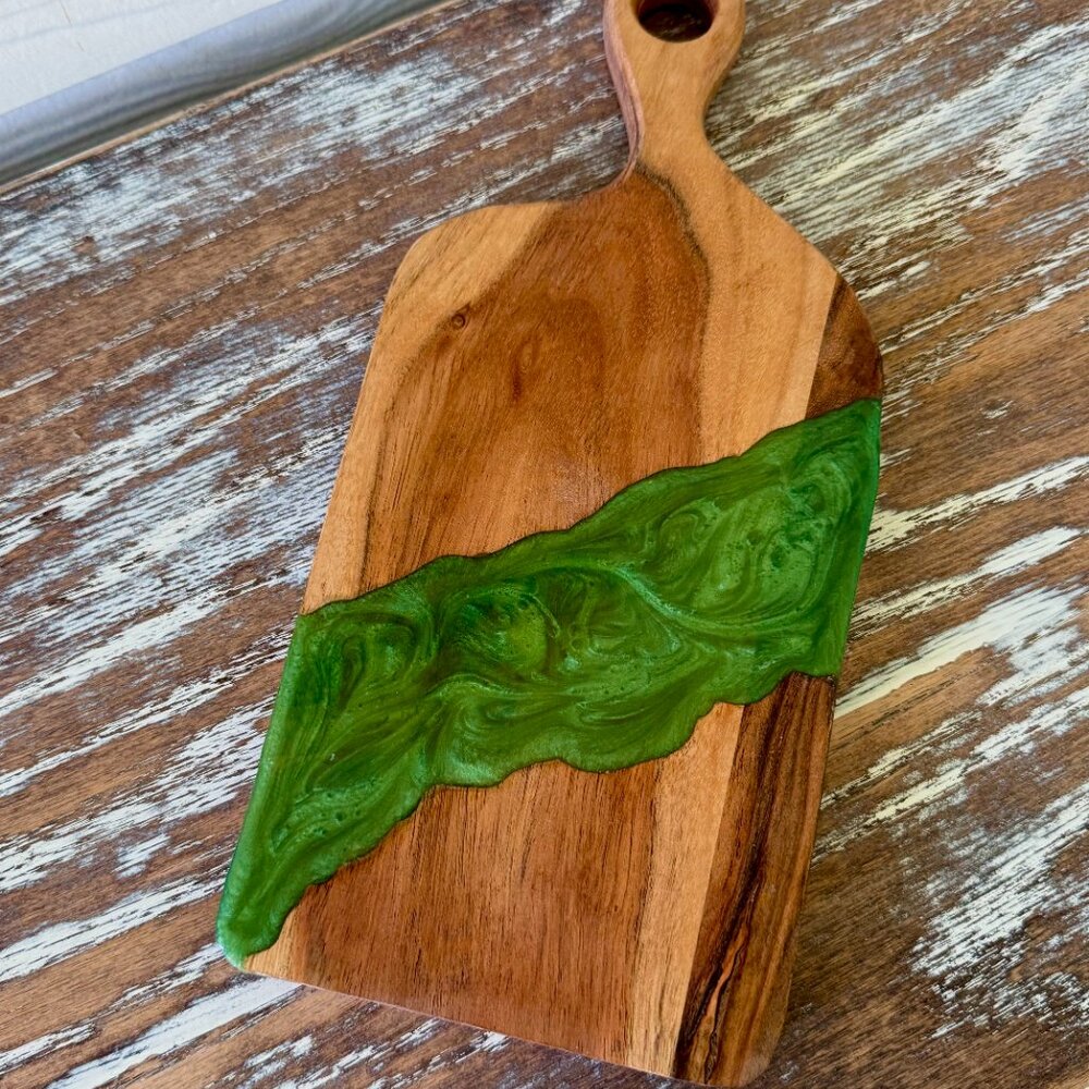 Emerald Green Resin River Wooden Cutting Board Charcuterie Board with Handle - Picture 4 of 6